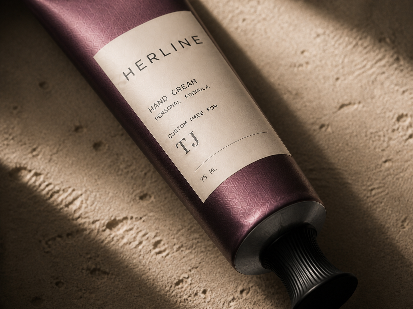 暖色光线下的 HERLINE 定制护手霜铝管近景