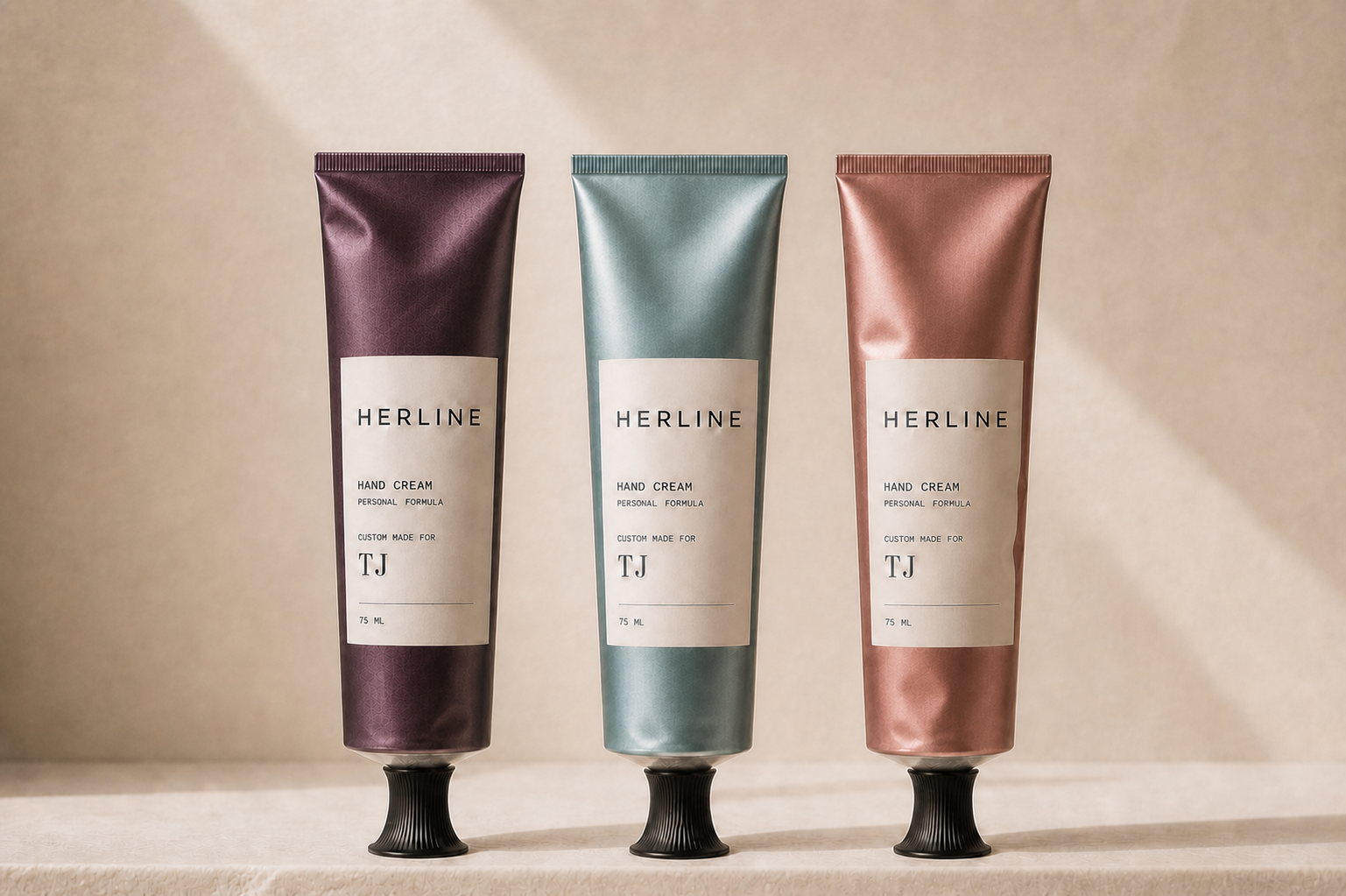 烟熏桑葚紫、矿物灰蓝和氧化陶土色 HERLINE 个性化手霜